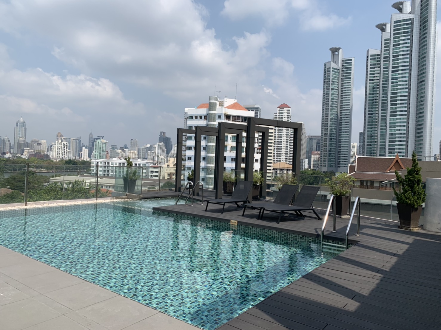 Trapezo Sukhumvit 16 Low-Rise Condominium Near MRT Queen Sirikit