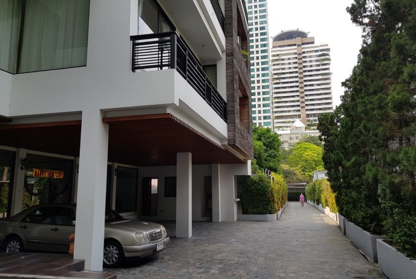 Unique House in the midst of Asoke - entrance