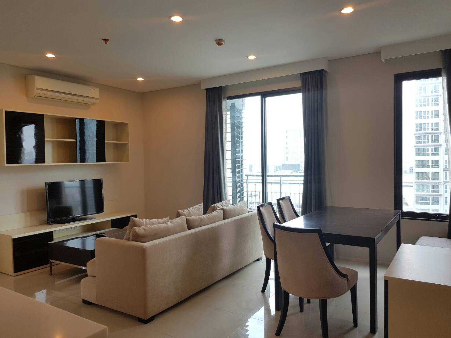 2-bedroom apartment for rent near MRT Phetchaburi - mid-floor - Villa Asoke