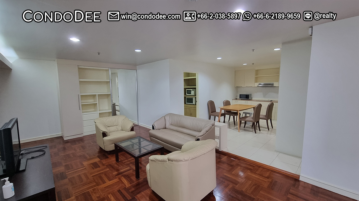 This well-maintained large condo in Prompong is available in the popular Baan Suanpetch Sukhumvit 39 condominium near Emquarteir in Bangkok CBD