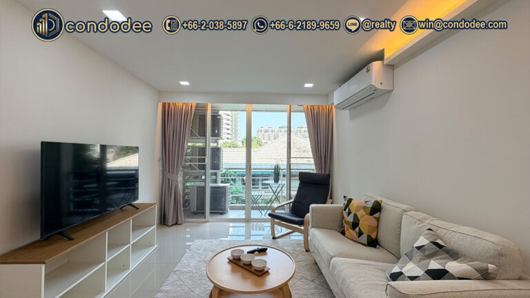 Renovated condo bedroom with full green and city view – The Alcove 49 Sukhumvit 49 | ห้องนอนคอนโดรีโนเวทพร้อมวิวเมืองและต้นไม้ – ดิ แอลโคฟ 49 สุขุมวิท 49