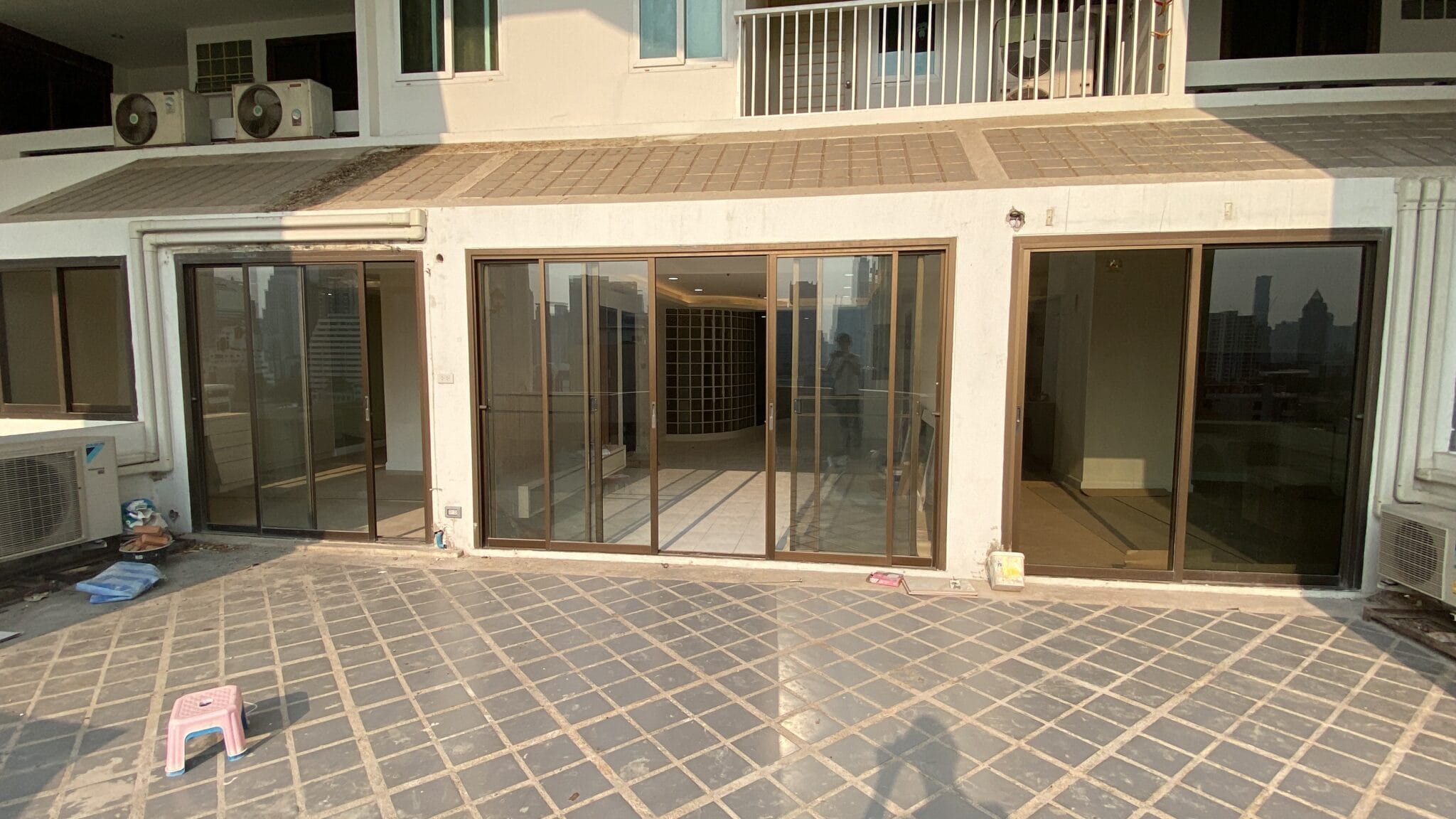 This large condo with a large balcony in Soi Nana (Sukhumvit 4) is available now in the Crystal Garden condominium near Benjakitti Park