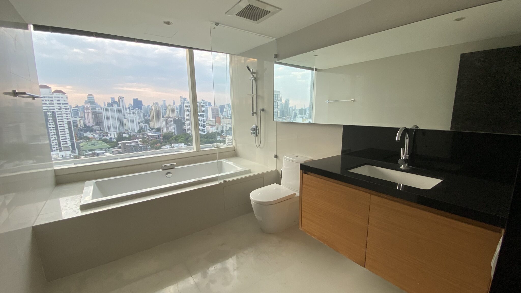 This condo with a panoramic view in Thonglor is available now at a high floor of a popular luxury Eight Thonglor Residence condominium on Sukhumvit 55 in Bangkok CBD