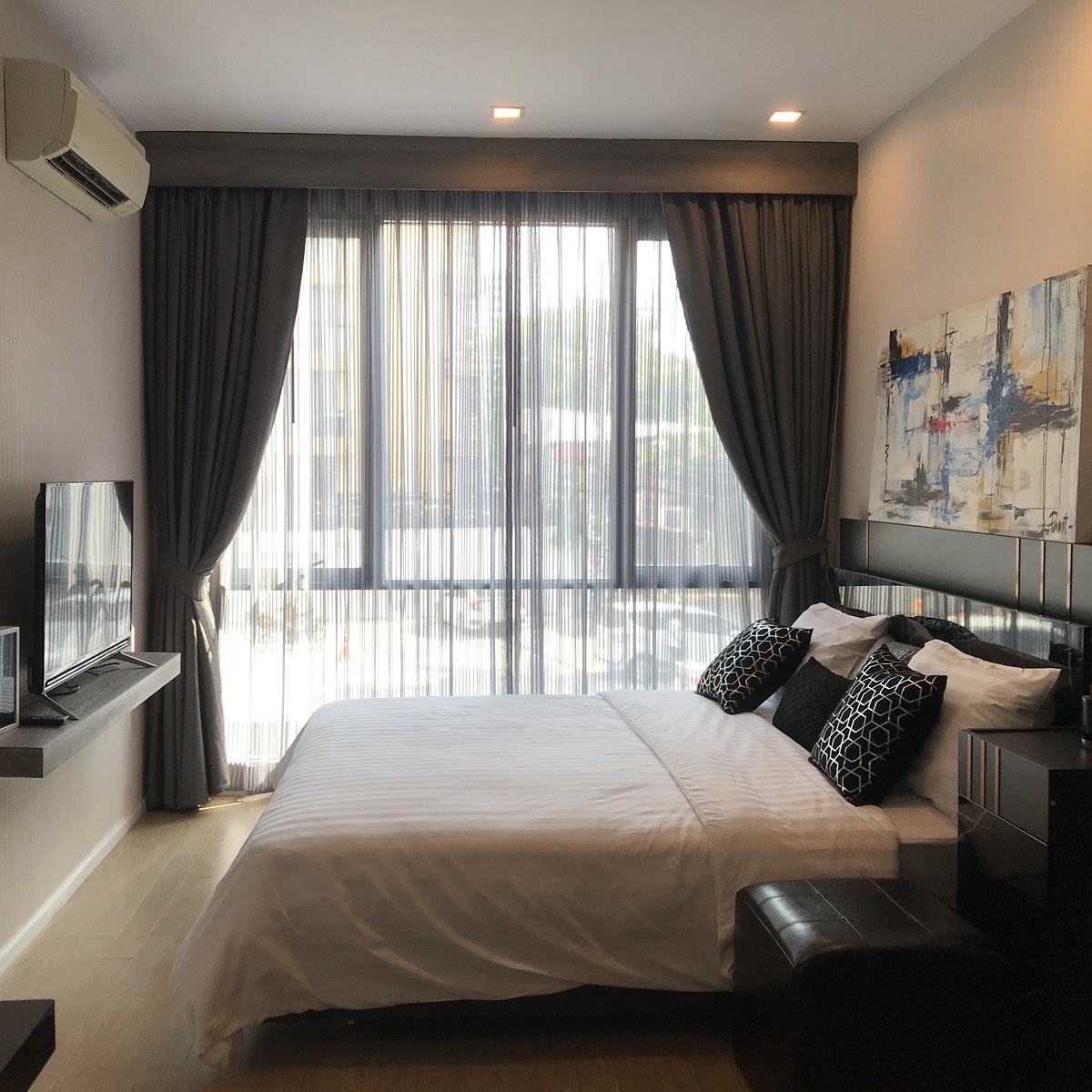 Nice 1-bedroom condo in a low-rise project for sale - near MRT - Trapezo Sukhumvit 16