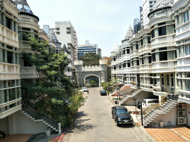 Moo Baan Chicha Castle - Townhouses in The Midst Of Asoke