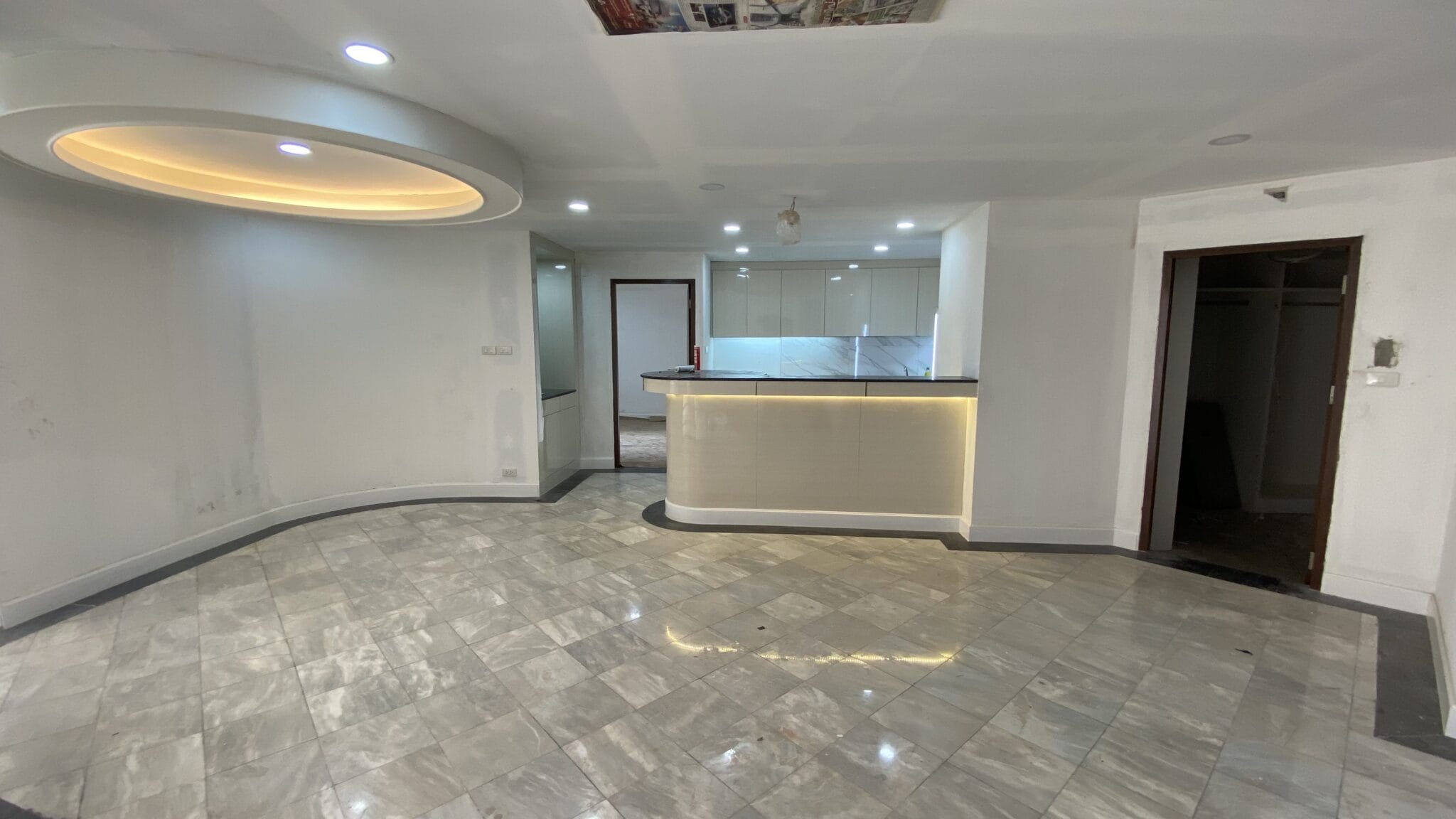 This large condo with a large balcony in Soi Nana (Sukhumvit 4) is available now in the Crystal Garden condominium near Benjakitti Park