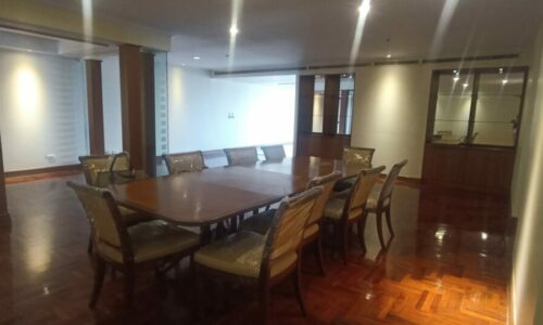 This large condo in Nana on Sukhumvit 11 is available now in the popular Kallista Mansion condominium
