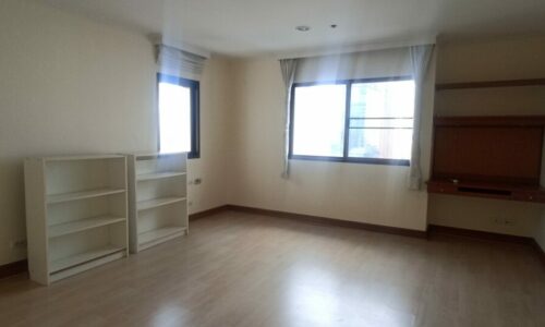 This large condo in Nana on Sukhumvit 11 is available now in the popular Kallista Mansion condominium