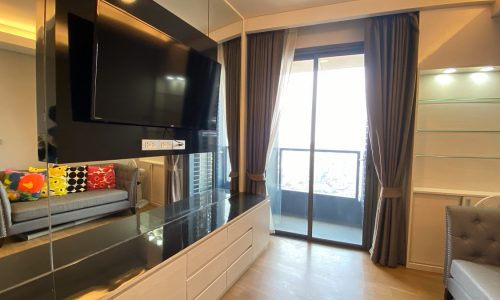 This 2-bedroom condo on Sukhumvit 24 is available now for sale at a very good price at a popular The Lumini 24 luxury condominium in Phrom Phone in Bangkok CBD