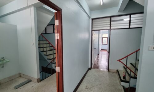 Large townhouse in Sukhumvit 40 for sale - 8-bedroom - large rooftop - business groundfloor