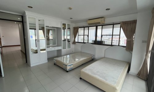 This affordable 3-bedroom condo is located near NIST International School in Ruamjai Heights condominium on Sukhumvit 15 in Bangkok CBD