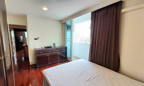 This large condo featuring a classic European style is available now in a popular D.S. Tower 2 Sukhumvit 39 condominium in Bangkok CBD