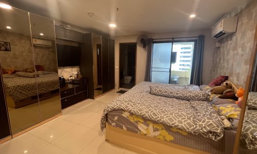 This full-sized condo on Sukhumvit 23 was renovated and is available now in a popular Prestige Towers condominium near Srinakharinwirot University in Asoke in Bangkok CBD