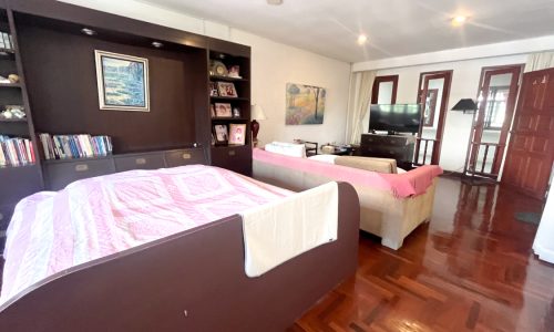 This large townhouse is located between Samitivej Sukhumvit Hospital and Thonglor and it's available now for sale.