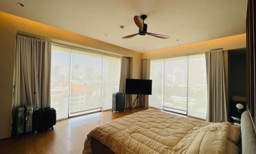 This large apartment in Ekkamai is a unique property available now in Phatasana Gardens condominium in Bangkok CBD