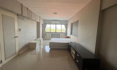 This affordable 2-bedroom condo is available now in Prompong in Yada Residential condominium on Sukhumvit 39 in Bangkok CBD