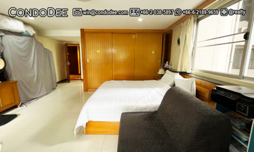 This affordable studio near NIST School is available now in 15 Suite condominium in Asoke on Sukhumvit 15
