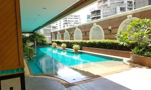 Asoke Place Condominium on Sukhumvit 21 - pool and garden
