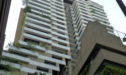 Asoke Tower Bangkok condo for sale near Srinakharinwirot University (SWU) on Sukhumvit 21 was developed by Asoke Motors and completed in 1986.