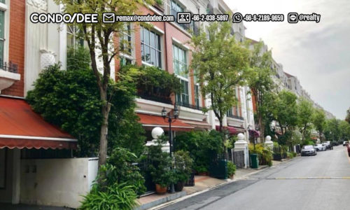 Baan Klang Krung British Town Thonglor Bangkok townhouses for sale were developed by AP Thailand and completed in 2003.