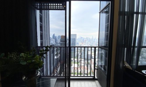 This luxury new duplex is available now on Thonglor 12 (or Ekkamai 7) in a popular Park Origin Thonglor condominium in Bangkok CBD