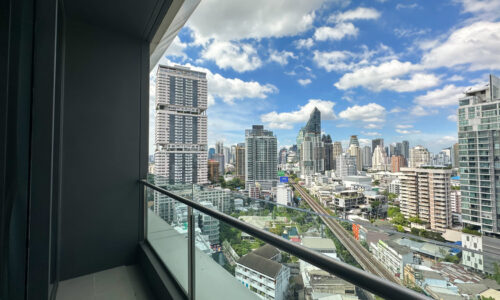 This luxury Sukhumvit condo near BTS Thonglor is available now on a high floor of a popular brand-new BEATNIQ condominium