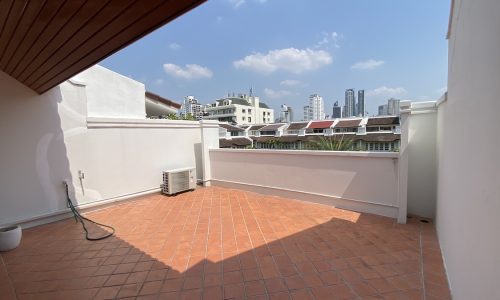 This 4-story townhouse in Asoke is available now in The Natural Place Sukhumvit 31 townhouse secured compound in Bangkok CBD near Srinakharinwirot University