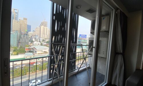 This condo with 1 bedroom in Ruamrudee 1 is available now at a very good price in The Tempo Ruamrudee low-rise condominium near BTS Ploenchit in Bangkok CBD