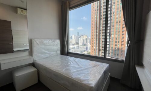 This Asoke condo is like new - never been rented and nobody lived. It's not available for sale in the Q Asoke luxury condominium near MRT Phethcaburi and Srinakharinwirot University