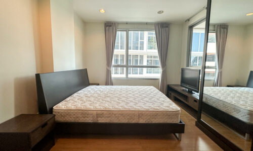 This well-maintained condo near BTS Ekkamai is available now at a good price in a popular The Address Sukhumvit 42 condominium