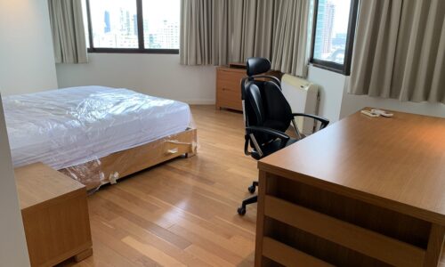 Large flat for rent at Sukhumvit 16 - 2-bedroom - recently renovated - Lake Avenue condominium