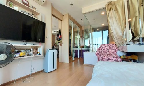 This 1-bedroom condo is located in Bangkok's most business center and it's available now for sale in a popular luxurious The Address Asoke condominium near MRT Phetchaburi and Makkasan Airport Link stations