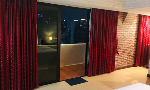 This condo with a balcony is available now in Omni Tower Sukhumvit Nana condominium on Sukhumvit 4