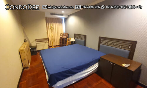 This condo with a park view is located on Sukhumvit 8 and is available now in a popular Lake Green condominium near BTS Nana and Banjakitti Park