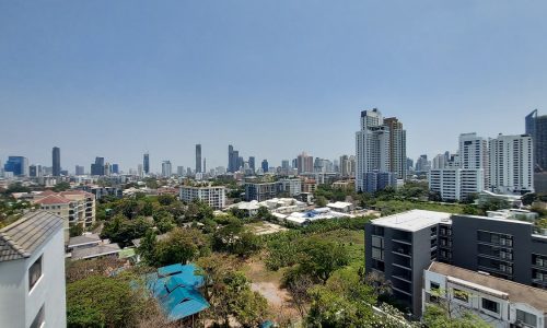 This large condo in Prompong is a bright property available now in a popular D.S. Tower 2 Sukhumvit 31 condominium in Bangkok CBD