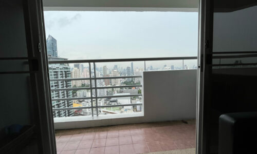 This high-floor condo is like new and it's available now at The Waterford Diamond popular condominium near BTS Phrom Phong