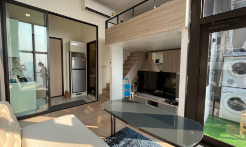 This affordable duplex in Asoke Rama 9 is available now in Chewathai Residence Asoke condominium located near MRT Rama 9 and Makkasan Airport Link station in Bangkok