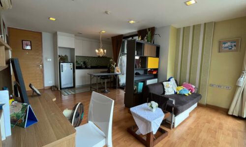This affordable condo near MRT Queen Sirikit is available now in XVI The Sixteenth Sukhumvit 16 condominium in Asoke, Bangkok