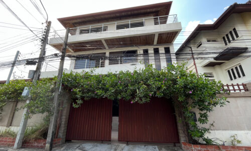 This detached house in Phra Khanong is a rare property for sale that is located just steps from International school and from BTS Phra Khanong
