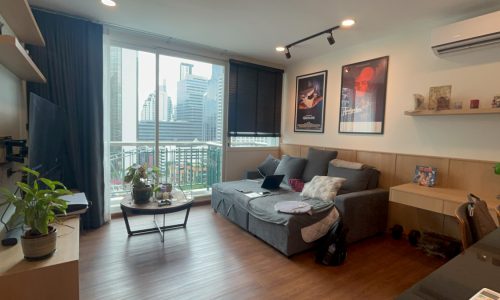 This well-maintained condo features a pool view and it's available now for sale in a popular Wind Sukhumvit 23 condominium near Srinakharinwirot University in Prasanmit in Bangkok CBD