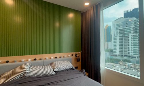 This well-maintained condo features a pool view and it's available now for sale in a popular Wind Sukhumvit 23 condominium near Srinakharinwirot University in Prasanmit in Bangkok CBD