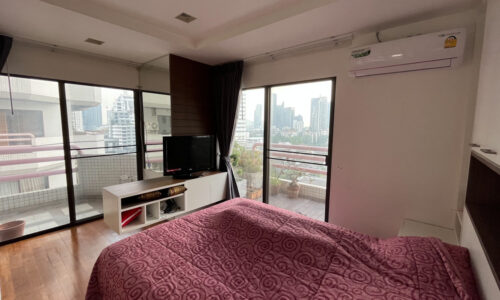 This 3-bedroom condo is located on Sukhumvit 43 in a popular Richmond Palace condominium near BTS Phrom Phong