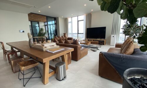 This luxury new pet-friendly condo is available now in The Monument Thong Lo super-luxury condominium on Sukhumvit 55