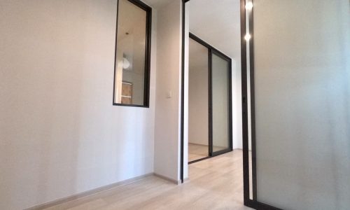 This condo like new near Ploenchit BTS is available now in a luxurious Life One Wireless condominium in Bangkok CBD