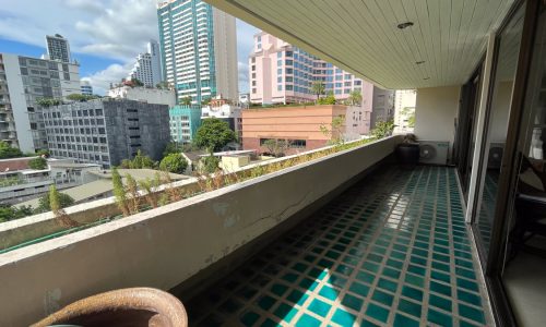 This large apartment with a large balcony is available in Fairview Tower on Sukhumvit 18 in Bangkok CBD