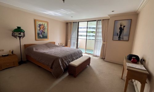 This large apartment with a large balcony is available in Fairview Tower on Sukhumvit 18 in Bangkok CBD