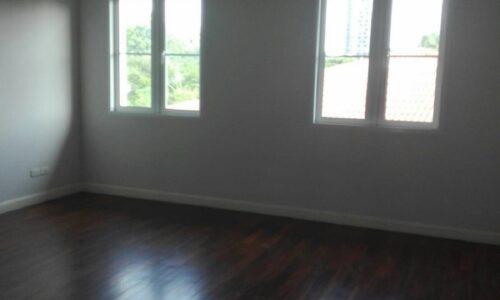 Townhouse in Sukhumvit 16 for rent - 3-story - unfurnished