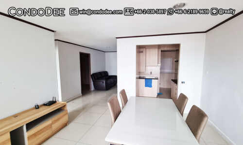 This just renovated condo in Prompong is available now in a popular D.S. Tower 2 Sukhumvit 39 condominium