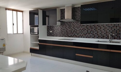 Large room for rent in Ekkamai - large kitchen - 3-bedroom - high floor - Tai Ping Towers