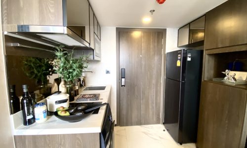 This luxury new duplex is available now on Thonglor 12 (or Ekkamai 7) in a popular Park Origin Thonglor condominium in Bangkok CBD